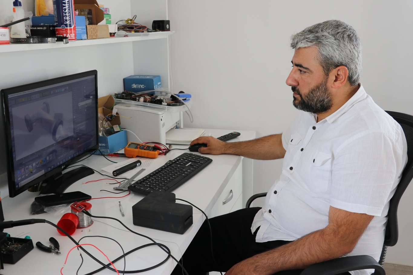 Evde ürettiği teknolojik cihazları dünyaya satıyor